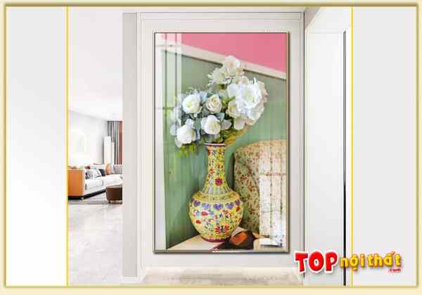 Tranh tráng gương khổ dọc bình hoa hồng trắng cạnh phòng khách TraTop-3223